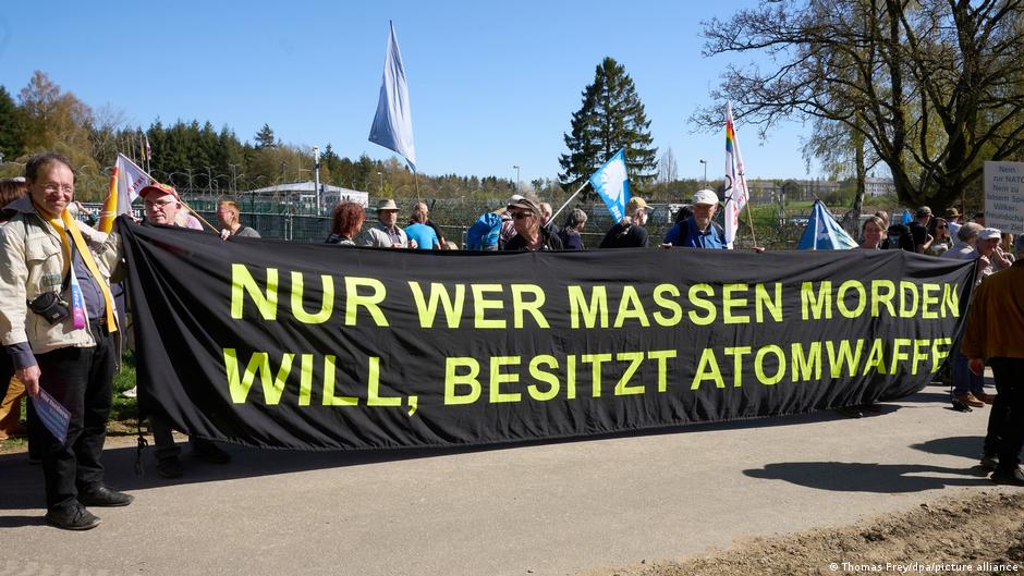 „Samo oni koji žele da masovno ubijaju imaju nuklearno oružje“, piše na transparentu: u Bihelu se redovno protestuje postavljanja američkog nuklearnog oružja