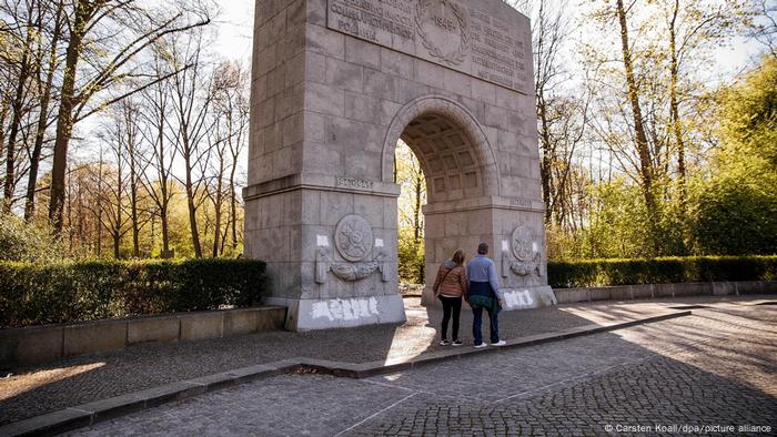 Вхід у меморіальний комплекс у Трептів-парку в Берліні