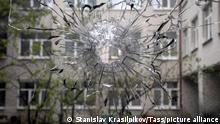 DIESES FOTO WIRD VON DER RUSSISCHEN STAATSAGENTUR TASS ZUR VERFÜGUNG GESTELLT. [LUGANSK REGION, UKRAINE - APRIL 17, 2022: A close view of a bullt hole in one of the windows in the city of Rubizhne. With tension escalating in Donbass in February, the Russian Armed Forces launched a special military operation in Ukraine in response to appeals for help from the Donetsk and Lugansk People's Republics. Stanislav Krasilnikov/TASS]