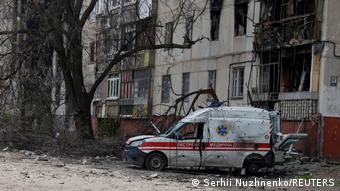 Поврежденная обстрелами машина Скорой помощи в Северодонецке, апрель 2022 года