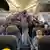 Passageiros com máscara em avião nos EUA