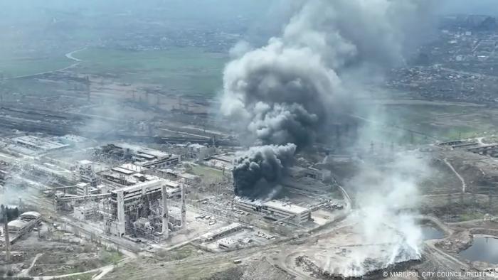 Ukraine | Rauch steigt am Stahlwerk in Mariupol auf