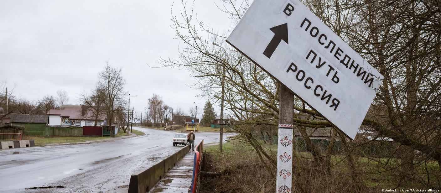 Falso sinal de trânsito em russo: "Este é o caminho para o seu túmulo"