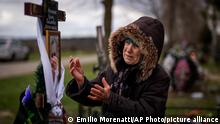 18.04.2022
Valentyna Nechyporenko (77) trauert am Grab ihres 47-jährigen Sohnes Ruslan während seiner Beerdigung auf dem Friedhof. Ruslan wurde am 17. März von der russischen Armee getötet, als er in den Straßen von Butscha Lebensmittel an seine Nachbarn verteilte. +++ dpa-Bildfunk +++