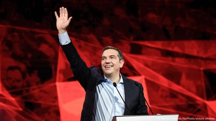 Syriza-Chef Alexis Tsipras grüßt mit erhobenem Arm bei einer Konferenz seiner Partei im April 2022