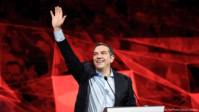Syriza-Chef Alexis Tsipras grüßt mit erhobenem Arm bei einer Konferenz seiner Partei im April 2022 Syriza-Chef Alexis Tsipras grüßt mit erhobenem Arm bei einer Konferenz seiner Partei im April 2022