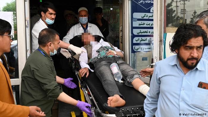 Повредено момче во експлозијата го пренесуваат во болница во Кабул