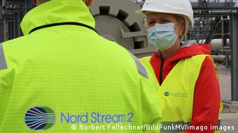 Мануэла Швезиг с работником газпромовской компании Nord Stream 2 AG в октябре 2020 в Любмине 