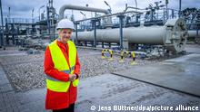 15.10.2020
Manuela Schwesig (SPD), die Ministerpräsidentin von Mecklenburg-Vorpommern, besucht am Industriehafen Lubmin die Gas-Anlandestation der Ostseepipeline Nord Stream 2. Die Ministerpräsidentin gehört zu den Befürwortern der umstrittenen Pipeline, die russisches Gas durch die Ostsee nach Deutschland bringen soll.