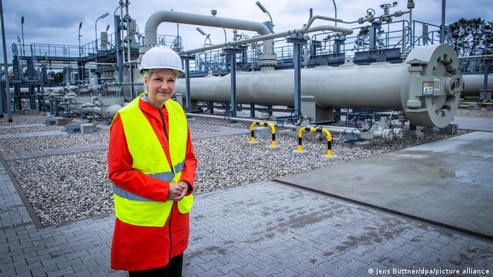 Deutschland Lubmin | Ministerpräsidentin Manuela Schwesig steht vor der Anlandestation für Nord Stream 2. Sie trägt eine gelbe Warnweste über einem roten Mantel und einen weißen Schutzhelm