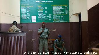 Au tribunal de Bangui, des soldats montent la garde (archive de 2014)