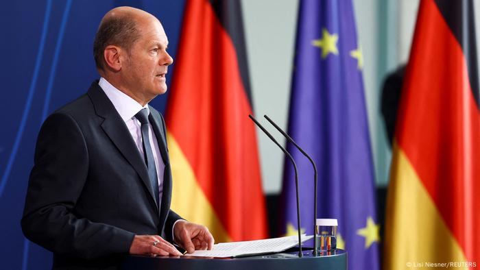 Germany′s Scholz tries to dodge criticism over Ukraine heavy weapons deliveries | News | DW | 19.04.2022