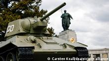 Ein sowjetische Panzer vom Typ T-34 steht neben dem Zugang zum Sowjetischen Ehrenmahl und zugleich Grabstätte für 2000 sowjetische Soldaten in Tiergarten. Im Verlauf des russischen Angriffskrieges Russlands auf die Ukraine beginnt eine Debatte um die Entfernung der Panzer.