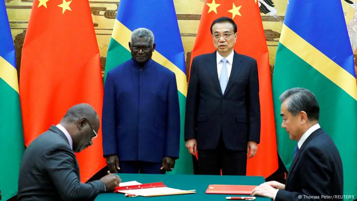  Manasseh Sogavare, Jeremiah Manele, Li Keqiang und Wang Yi 