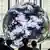 Reporter betrachten den Geo-Kosmos, ein großes kugelförmige Display aus organischen Elektrolumineszenz-Paneelen, das ein hochauflösendes Modell der Erde zeigt
