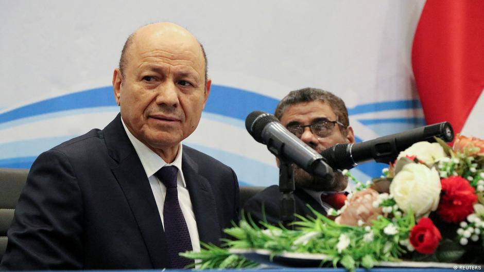 الحوثيون يكثفون هجماتهم والعليمي يطالب العالم وواشنطن بالضغط عليهم