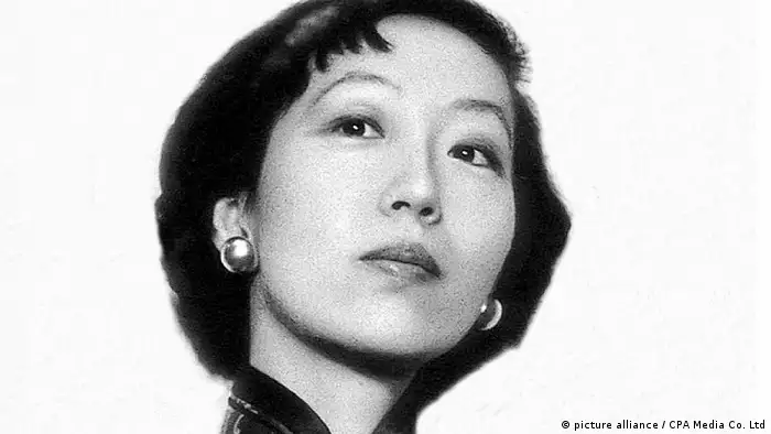 張愛玲出身上海、後來定居美國，是中國最著名的女性作家之一