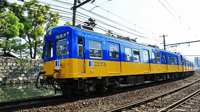 Tren japonés con los colores de la bandera ucraniana