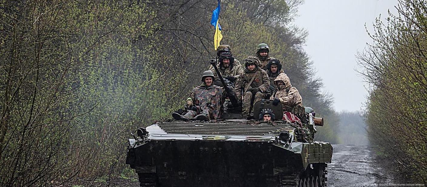 Soldados ucranianos em tanque