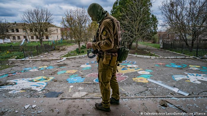 Un soldado ucraniano se prepara para salir a combatir en el frente de Mikolaiv.