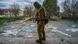 Un soldado ucraniano se prepara para salir a combatir en el frente de Mikolaiv. Un soldado ucraniano se prepara para salir a combatir en el frente de Mikolaiv.