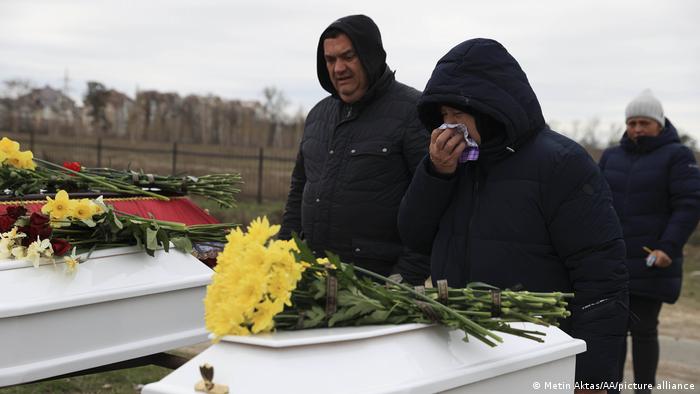 Familiares lloran a sus víctimas muertas en Bucha, en la guerra que lleva a cabo Rusia contra Ucrania. (Abril de 2022).