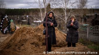 Две женщины на кладбище в Буче
