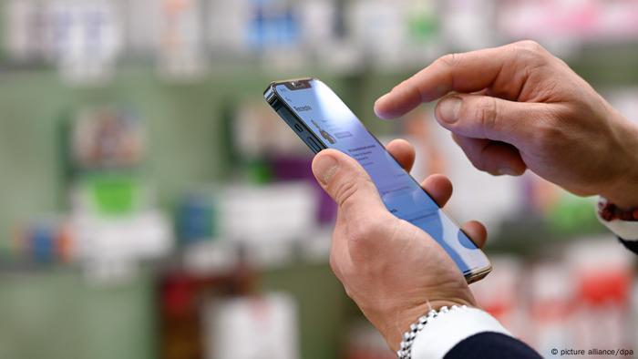 Homme appelant une ordonnance sur son smartphone