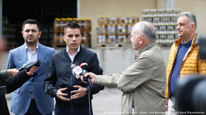 Министерот за економија Крешник Бектеши (прв од лево) заедно со министерот за земјоделство Љупчо Николовски (во средина) 