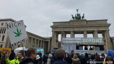 Puerta de Brandeburgo, lugar de celebración del día 420 en Alemania.