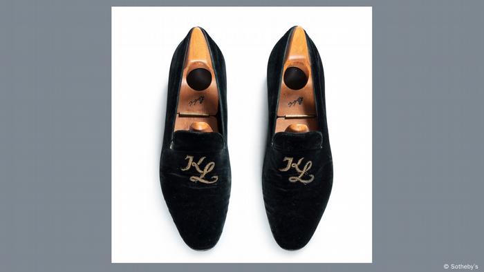 Ein paar schwarze Schuhe, bestickt mit den Buchstaben KL