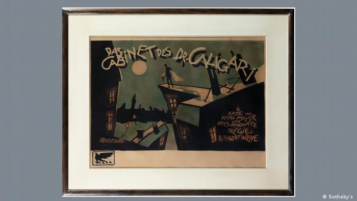 Filmplakat zu Das Cabinet des Dr. Caligari. Auf dem Dach eines hohen Gebäudes, verzerrt dargestellt, steht ein Mann im Mondlicht, in den Armen trägt er eine weiß gekleidete Frau.
