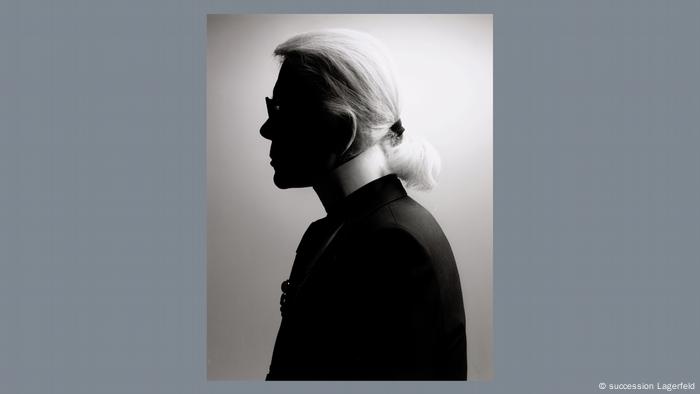 Schwarz-Weiß-fotografie von Lagerfelds Silhouette von der Seite.