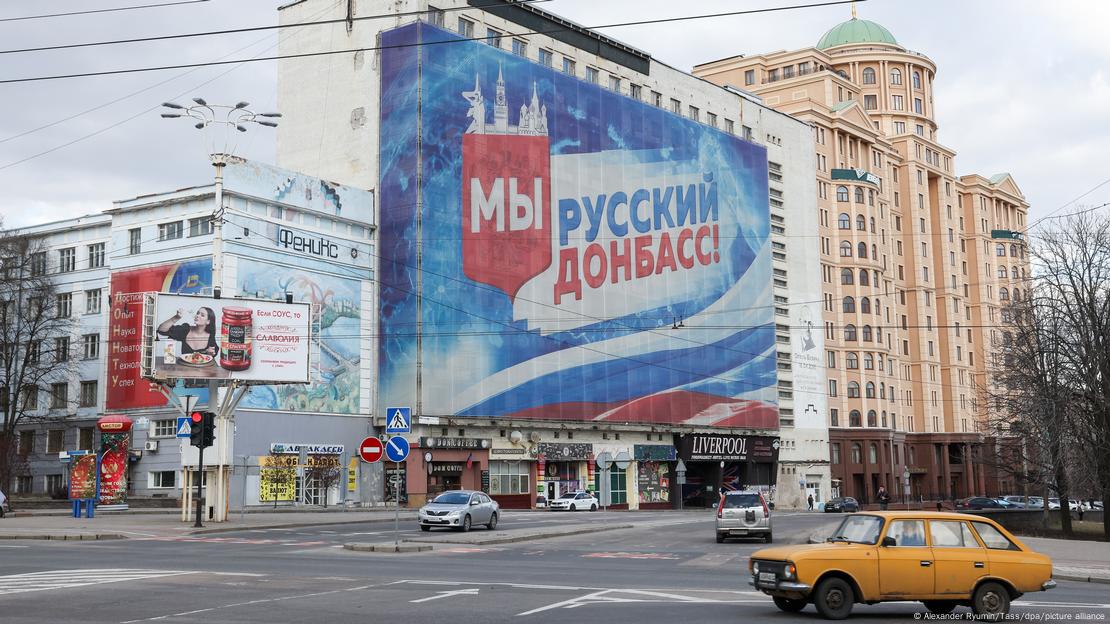 Rusya'nın işgal ettiği Donetsk'teki bir binanın ön cephesinde 