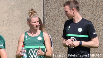 Football |  Frauen Bundesliga |  VfL Wolfsburg |  Trainer Tommy Stroot und Alexandra Popp