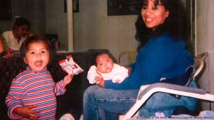 Melissa cargando a su hija Mariah, junto a una de sus otras hijas, Adriana.