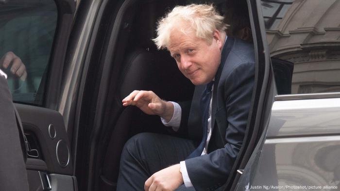 Britischer Premierminister Boris Johnson im Fond eines Autos