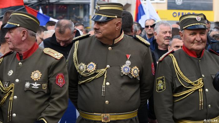 Един оспорван парад на сръбските сили за сигурност и рокери