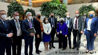 Міністерка фінансів Канади Христя Фріланд (в центрі) оприлюднила фото посадовців, які покинули зустріч G20 у Вашингтоні через РФ