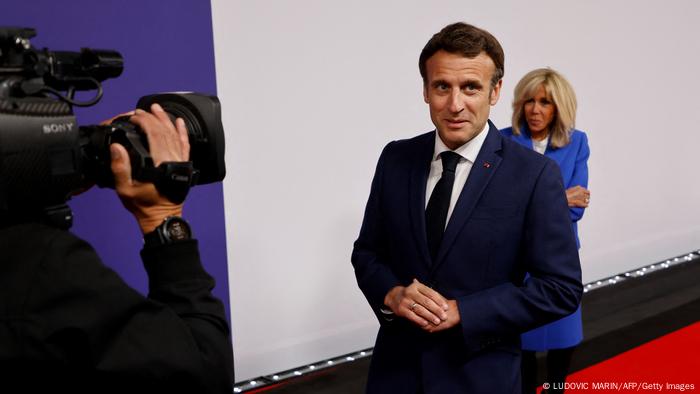 Frankreichs Präsident Emmanuel Macron mit Ehefrau Brigitte bei der Ankunft im TV-Studio
