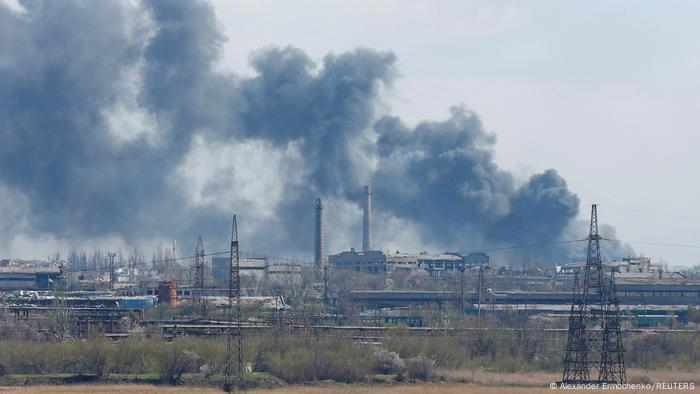 Rauch über dem Stahlwerk Asowstal in Mariupol