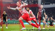 Emil Forsberg dreht mit erhobenen Armen jubelnd ab, nachdem er gegen Union Berlin im Halbfinale des DFB-Pokals den entscheidenden Treffer zum 2:1 geköpft hat. 