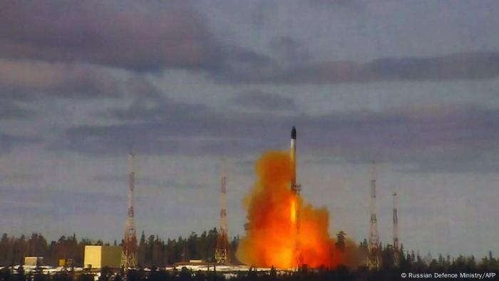 Un test de missile Sarmat montre une rafale de feu provenant de la queue d'une fusée de lancement