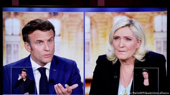 Emmanuel Macron et Marine Le Pen dans un plan côte à côte d'un débat télévisé avec des interprètes en langue des signes en médaillon