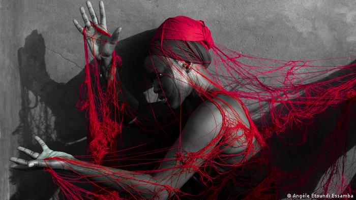 Dieses Werk von Angèle Etoundi Essamba zeigt eine Frau, die mit roten Schnüren umwickelt ist. 