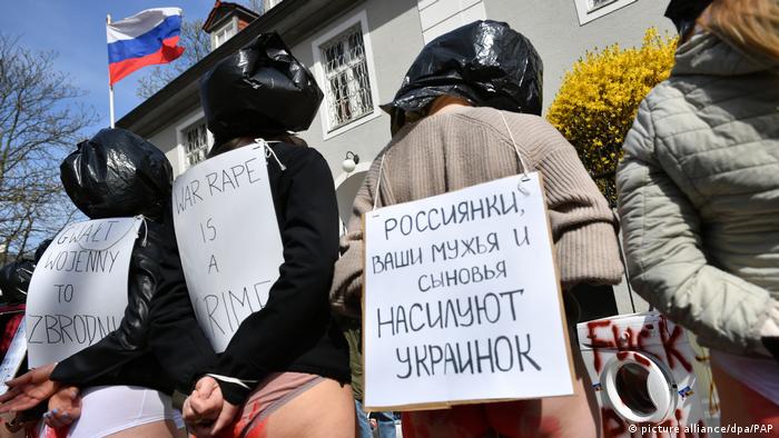 Протест пред руско консулство в Полша срещу изнасилванията на жени и деца в Украйна