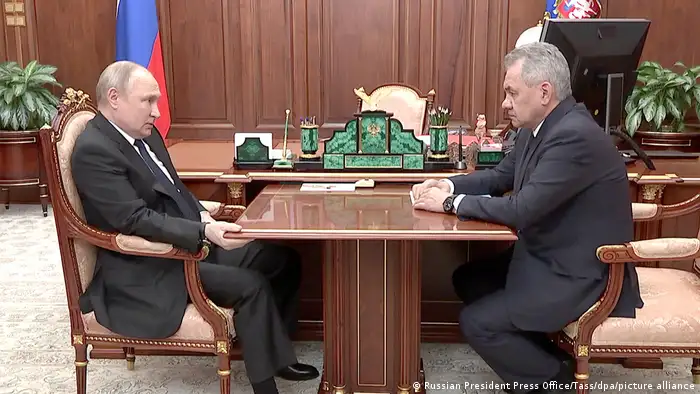 Russland | Präsident Putin trifft Verteidigungsminister Shoigu