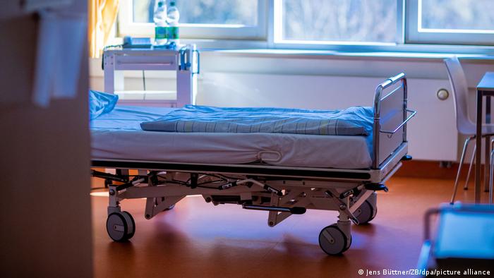 Ein leeres Krankenhaus-Bett