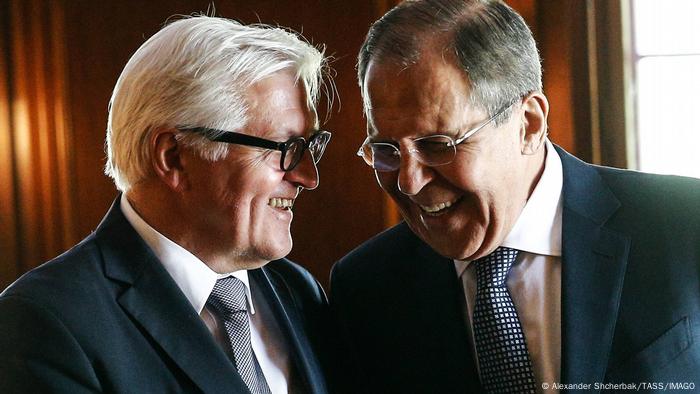 Steinmeier ad Lavrov, deux hommes rient ensemble