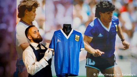 Así comenzó la subasta de la camiseta usada por Maradona en 1986